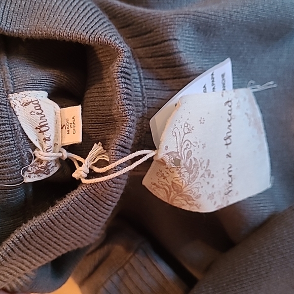 Lace cuff sweater - Picture 3 of 4